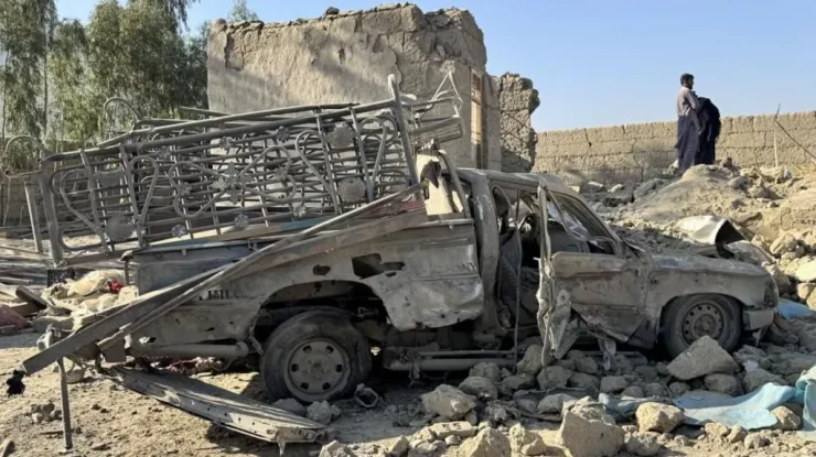 Pakistan a lansat raiduri aeriene în Afganistan. Talibanii spun că zeci de persoane, inclusiv civili, au fost ucise sau rănite