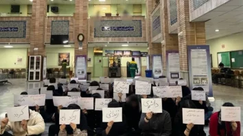 Studenții din Iran reiau protestele în universități în timp ce Donald Trump pregătește un atac militar