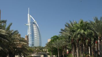 Burj Khalifa, evacuat după explozii la Dubai.  Autorităţile suspendă zborurile pe fondul atacurilor Iranului