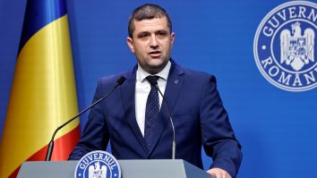 Radu Miruță, ministrul Apărării, anunță că pensiile militarilor nu vor fi tăiate după decizia CCR: „Militarii nu sunt în situația cu zeci de mii de euro pe lună, militarii nu sunt în situația în care au mii de dosare sau nu sunt infractori cărora li s-au prescris pedepsele”