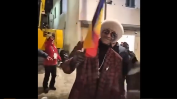 Snoop Dogg a fluturat steagul României la deschiderea Jocurilor Olimpice de Iarnă 2026. Imagini virale