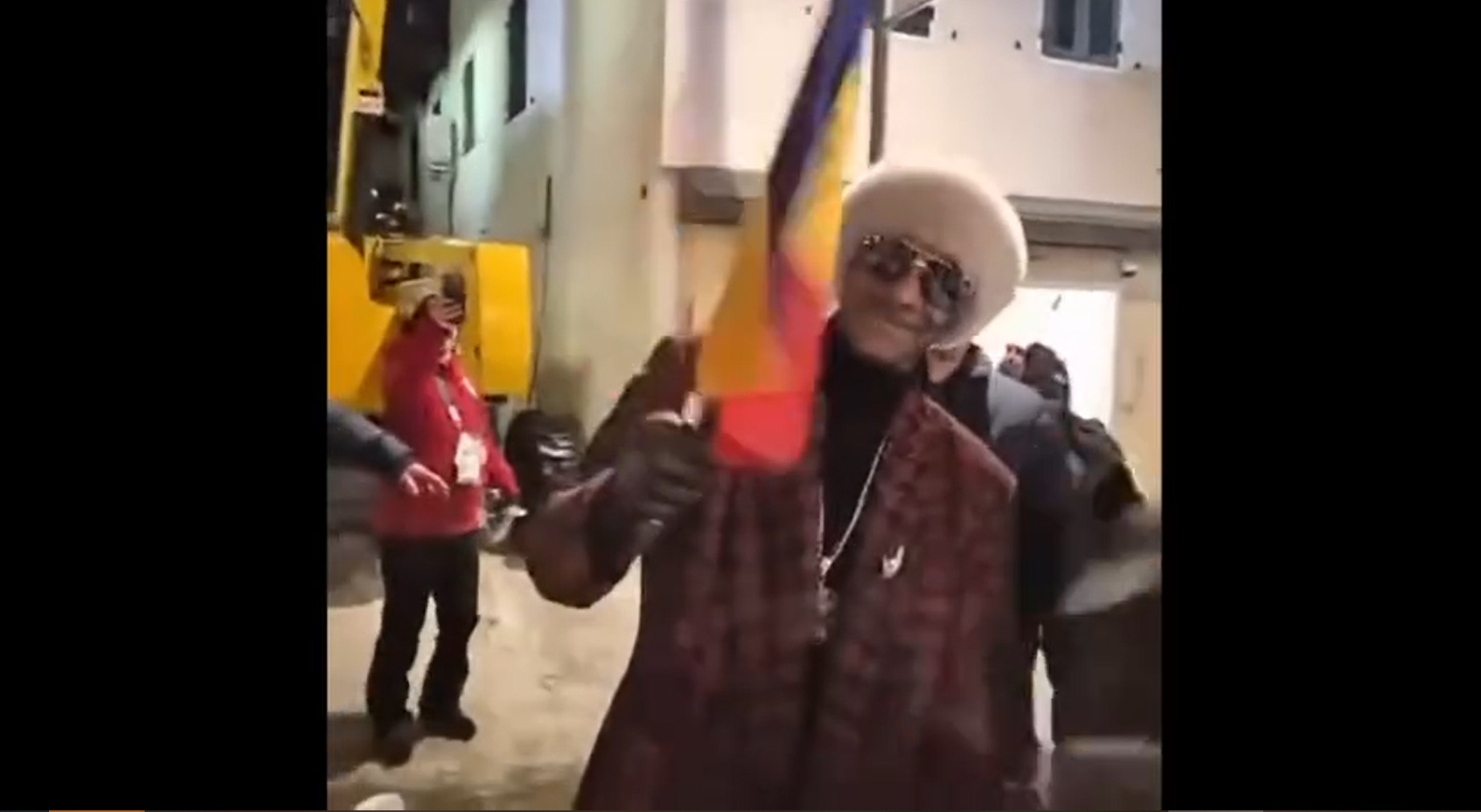 Snoop Dogg a fluturat steagul României la deschiderea Jocurilor Olimpice de Iarnă 2026. Imagini virale