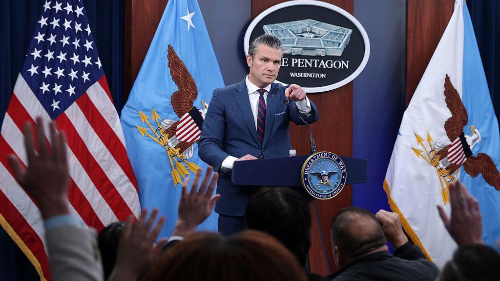Pete Hegseth și Dan Caine susțin o conferință de presă la Pentagon despre operațiunea Epic Fury: „SUA și Israel au atacat peste 15.000 de ținte în Iran / Trump va decide ritmul și intensitatea acestui conflict”