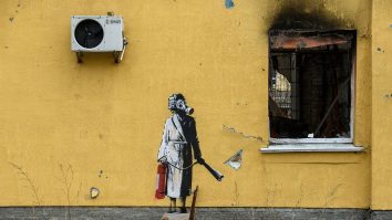 Banksy, celebrul artist stradal anonim care a pictat inclusiv zidurile bombardate din Ucraina, a fost demascat. Artiști din toată lumea avertizează asupra modului în care va fi afectată arta: „O dezamăgire reală. Misterul s-a dus”