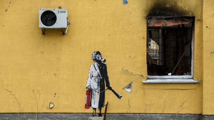 Banksy, celebrul artist stradal anonim care a pictat inclusiv zidurile bombardate din Ucraina, a fost demascat. Artiști din toată lumea avertizează asupra modului în care va fi afectată arta: „O dezamăgire reală. Misterul s-a dus”