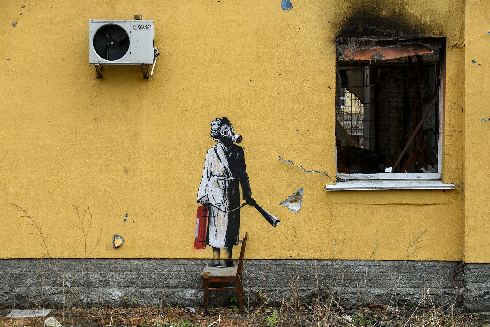 Banksy, celebrul artist stradal anonim care a pictat inclusiv zidurile bombardate din Ucraina, a fost demascat. Artiști din toată lumea avertizează asupra modului în care va fi afectată arta: „O dezamăgire reală. Misterul s-a dus”