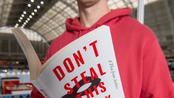 „Don’t Steal This Book”: 10.000 de scriitori britanici au publicat o carte cu pagini goale, în semn de protest. Autorii acuză companiile A.I. că le folosesc cărțile fără acord