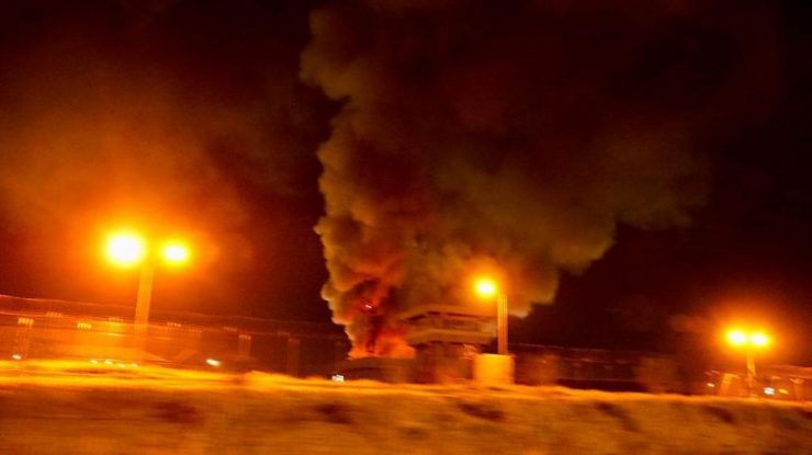 Două petroliere au luat foc după un atac în apele Irakului, iar porturile petroliere și-au oprit operațiunile. Tensiunile din Strâmtoarea Hormuz au dus prețul petrolului la 100 de dolari pe baril