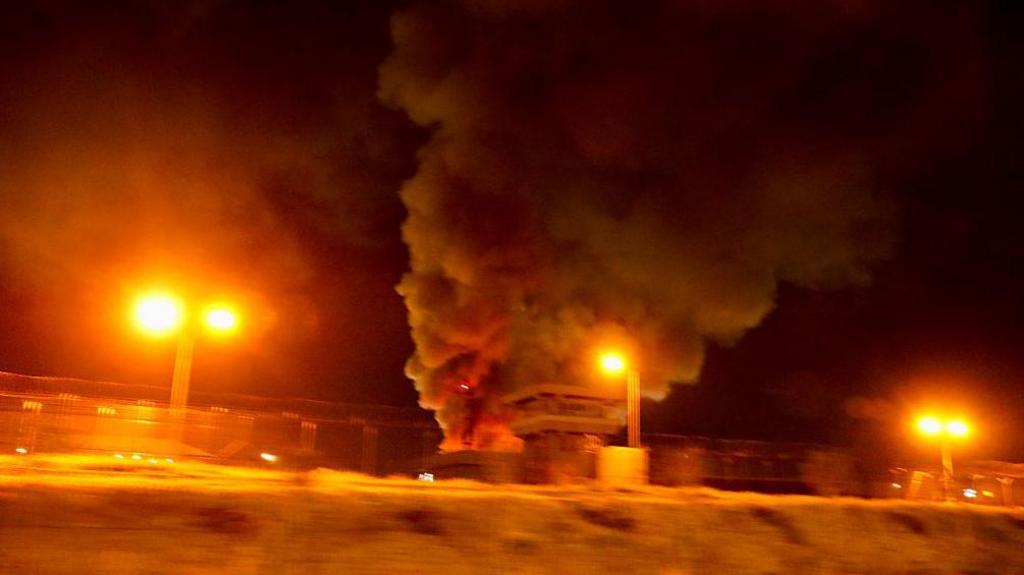 Două petroliere au luat foc după un atac în apele Irakului, iar porturile petroliere și-au oprit operațiunile. Tensiunile din Strâmtoarea Hormuz au dus prețul petrolului la 100 de dolari pe baril