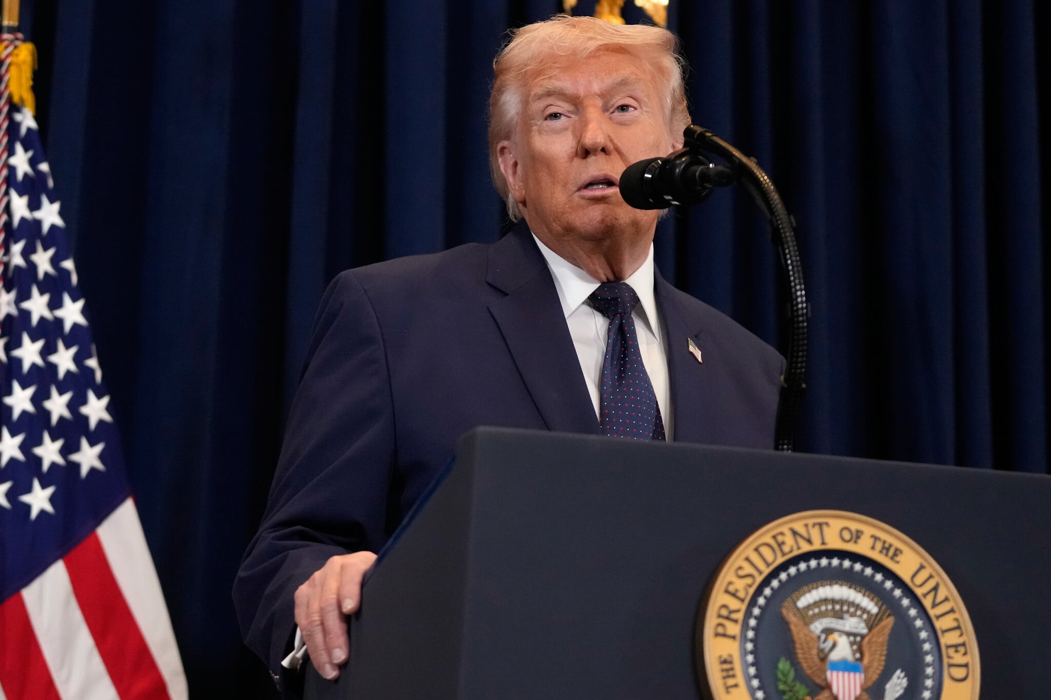 Trump ține prima conferință de presă de la începerea războiului din Iran: „Se va termina curând. Iranul se pregătea să atace SUA. Vom continua Operațiunea până când îi învingem complet și definitiv”