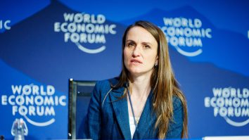 MAE: 250 de români au revenit astăzi în țară din Dubai. În total, 744 de români din Orientul Mijlociu au ajuns deja în România