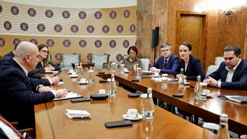 Guvernul anunță că mai mulți români din Israel vor fi aduși în această seară în țară. Oana Țoiu: Am activat mecanismul civil european pentru repatrierea cetățenilor din Orientul Mijlociu/ Este imposibil, deși încercăm, să avem conversații individuale la un volum de 14.000 de cetățeni