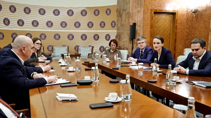 Guvernul anunță că mai mulți români din Israel vor fi aduși în această seară în țară. Oana Țoiu: Am activat mecanismul civil european pentru repatrierea cetățenilor din Orientul Mijlociu/ Este imposibil, deși încercăm, să avem conversații individuale la un volum de 14.000 de cetățeni