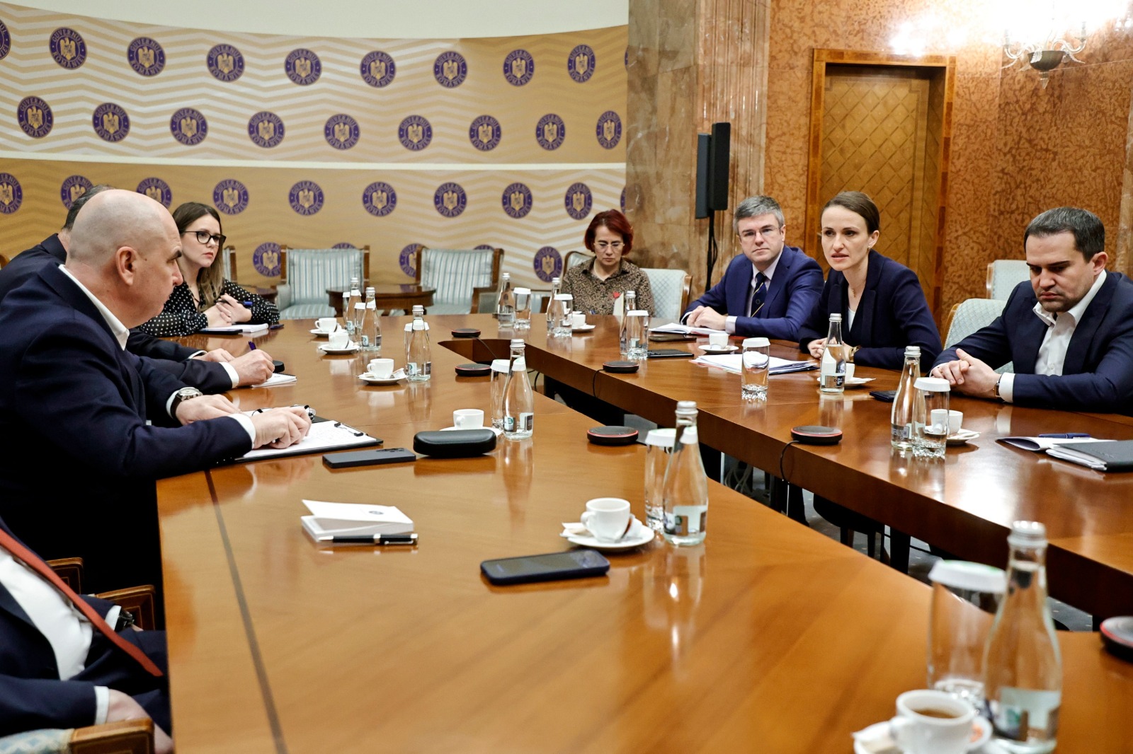 Guvernul anunță că mai mulți români din Israel vor fi aduși în această seară în țară. Oana Țoiu: Am activat mecanismul civil european pentru repatrierea cetățenilor din Orientul Mijlociu/ Este imposibil, deși încercăm, să avem conversații individuale la un volum de 14.000 de cetățeni