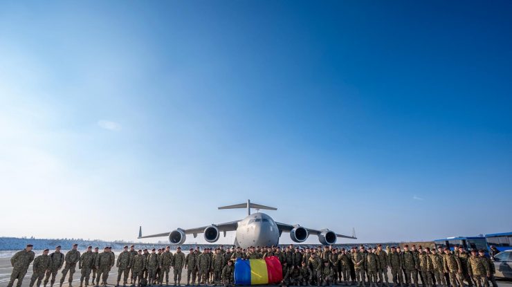Militarii români din Irak au revenit în ţară. Forţele NATO au fost retrase din Irak pe fondul situaţiei de securitate din regiune