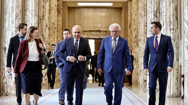 Jurnalistul Dan Andronic critică dur clasa politică din România: „Să compari un plagiator de astăzi, care fuge în Italia sau Grecia la prima citare la DNA, cu statura lui Carol I, este o impietate”