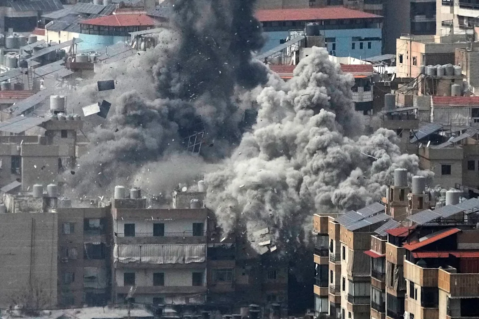 Israel spune că a lansat „un val amplu de atacuri” împotriva Hezbollah în Beirut