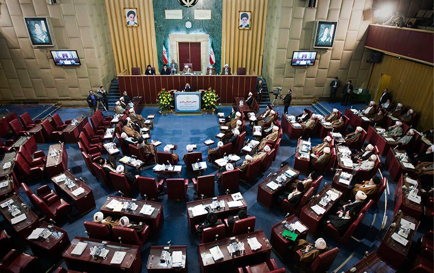 Noul Lider Suprem al Iranului a fost ales, spune Adunarea Experților din Iran. Anunțul oficial privind identitatea acestuia întârzie, în timp ce Teheranul e în flăcări în urma atacurilor SUA-Israel