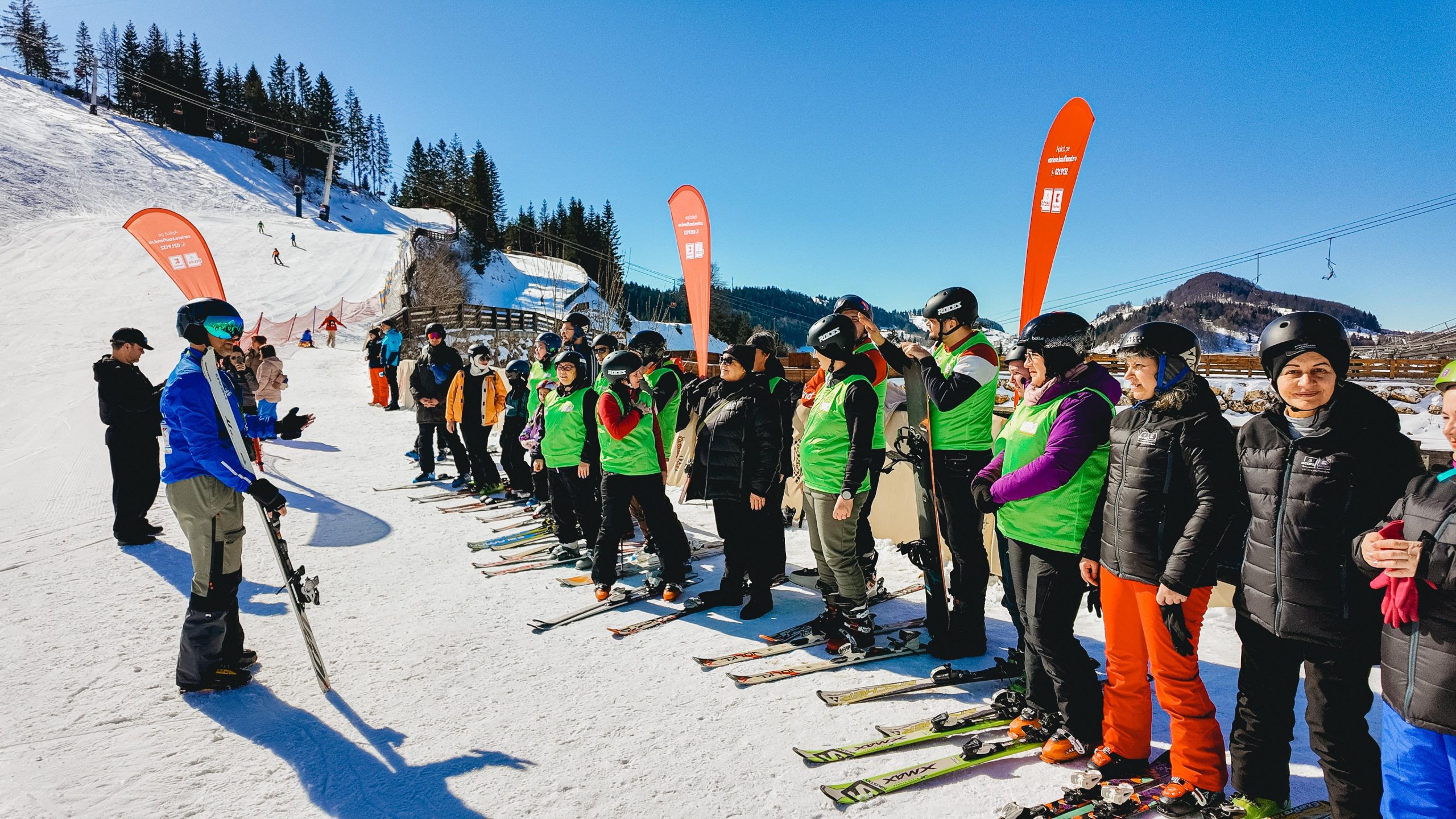 CEO-ul Kaufland coboară pe pârtie alături de persoane cu dizabilități. O donație de echipamente și câteva ore de monitor voluntar — gestul care însoțește un program de integrare în muncă cu peste 500 de beneficiari