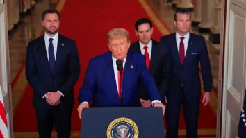 Donald Trump amenință Iranul cu lovituri „de douăzeci de ori mai dure” dacă blochează Strâmtoarea Hormuz. Teheranul spune că așteaptă flota americană în regiune