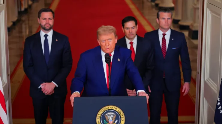 Donald Trump amenință Iranul cu lovituri „de douăzeci de ori mai dure” dacă blochează Strâmtoarea Hormuz. Teheranul spune că așteaptă flota americană în regiune