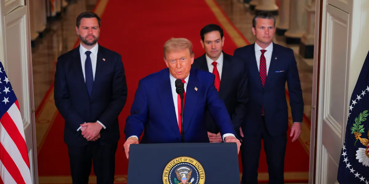 Donald Trump amenință Iranul cu lovituri „de douăzeci de ori mai dure” dacă blochează Strâmtoarea Hormuz. Teheranul spune că așteaptă flota americană în regiune