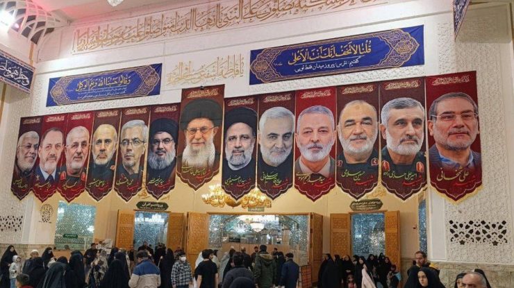 Cât mai rezistă Regimul din Iran? În doar 23 de zile de război, Statele Unite și Israelul i-au ucis pe cei mai importanți lideri iranieni, inclusiv pe Liderul Suprem Ali Khamenei și Ali Larijani, considerat liderul „de facto”. Cine mai este în viață