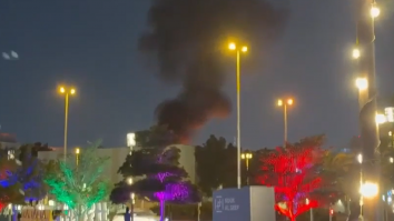 Consulatul SUA din Dubai a fost lovit de o dronă iraniană și este în flăcări, în timp ce SUA își evacuează cetățenii americani din regiune. Conflictul escaladează