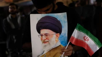 Iran amenință cu „cea mai feroce ofensivă din istorie” după asasinarea lui Ali Khamenei. Mii de oameni plâng în masă pe străzile Statului Islamic