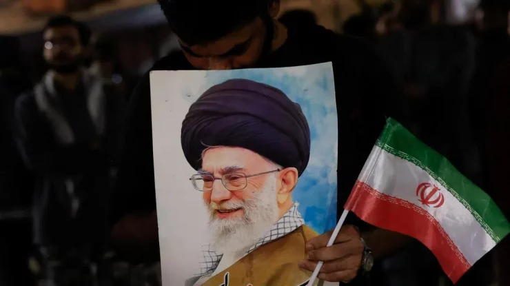 Iran amenință cu „cea mai feroce ofensivă din istorie” după asasinarea lui Ali Khamenei. Mii de oameni plâng în masă pe străzile Statului Islamic