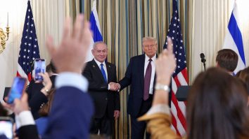Trump vrea să încheie războiul din Iran până pe 9 aprilie, ultima zi a „Pesah”, Paștele Evreiesc, anunță presa israeliană. Axios: Statele Unite pregătesc negocieri directe cu Iranul în Pakistan, săptămâna aceasta