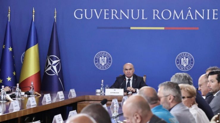 Coaliția de guvernare analizează reducerea accizei la carburanți și prelungește plafonarea adaosului la alimentele de bază