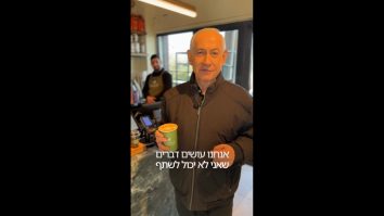 Netanyahu ironizează rapoartele iraniene că ar fi fost asasinat. Premierul israelian a publicat un video dintr-o cafenea: „Sunt mort după cafea”
