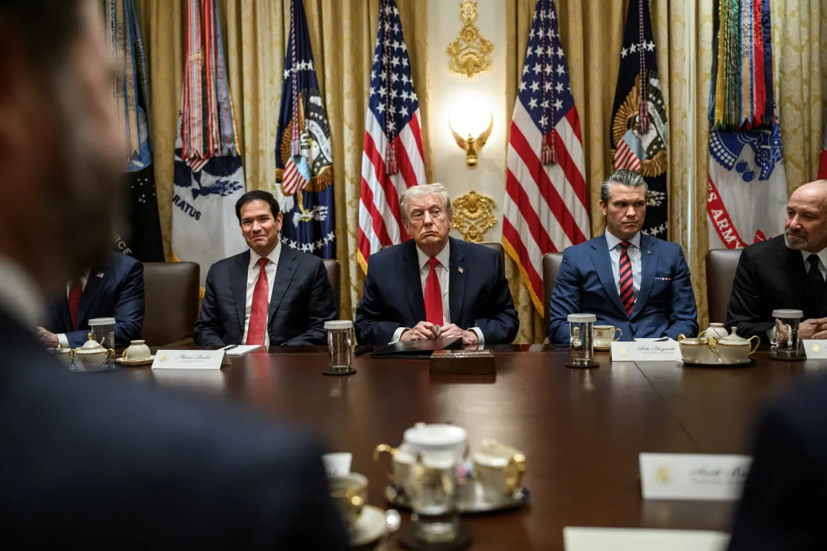 Trump ține prima ședință de Cabinet de la începerea războiului din Iran: „Iranienii mă imploră să facem un acord de pace, nu eu. Procesul e îngreunat pentru că liderii lor de rezervă, siniștri și bolnavi, se ascund”