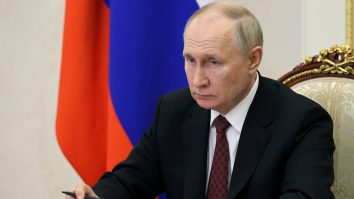 Putin anunță armistițiu pentru parada de 9 mai, dar amenință cu atacuri asupra Kievului dacă acesta este încălcat. Zelenski spune că nu a primit o propunere de încetare a focului