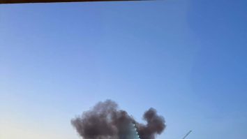 Dubai emite alerte de urgență după explozii și amenințări cu rachete din partea Iranului. Mai multe clădiri și aeroporturi au fost afectate, iar companiile aeriene au suspendat zborurile