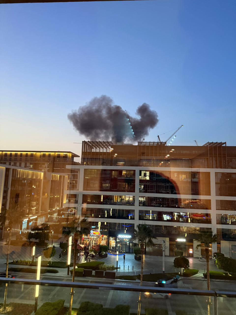 Dubai emite alerte de urgență după explozii și amenințări cu rachete din partea Iranului. Mai multe clădiri și aeroporturi au fost afectate, iar companiile aeriene au suspendat zborurile