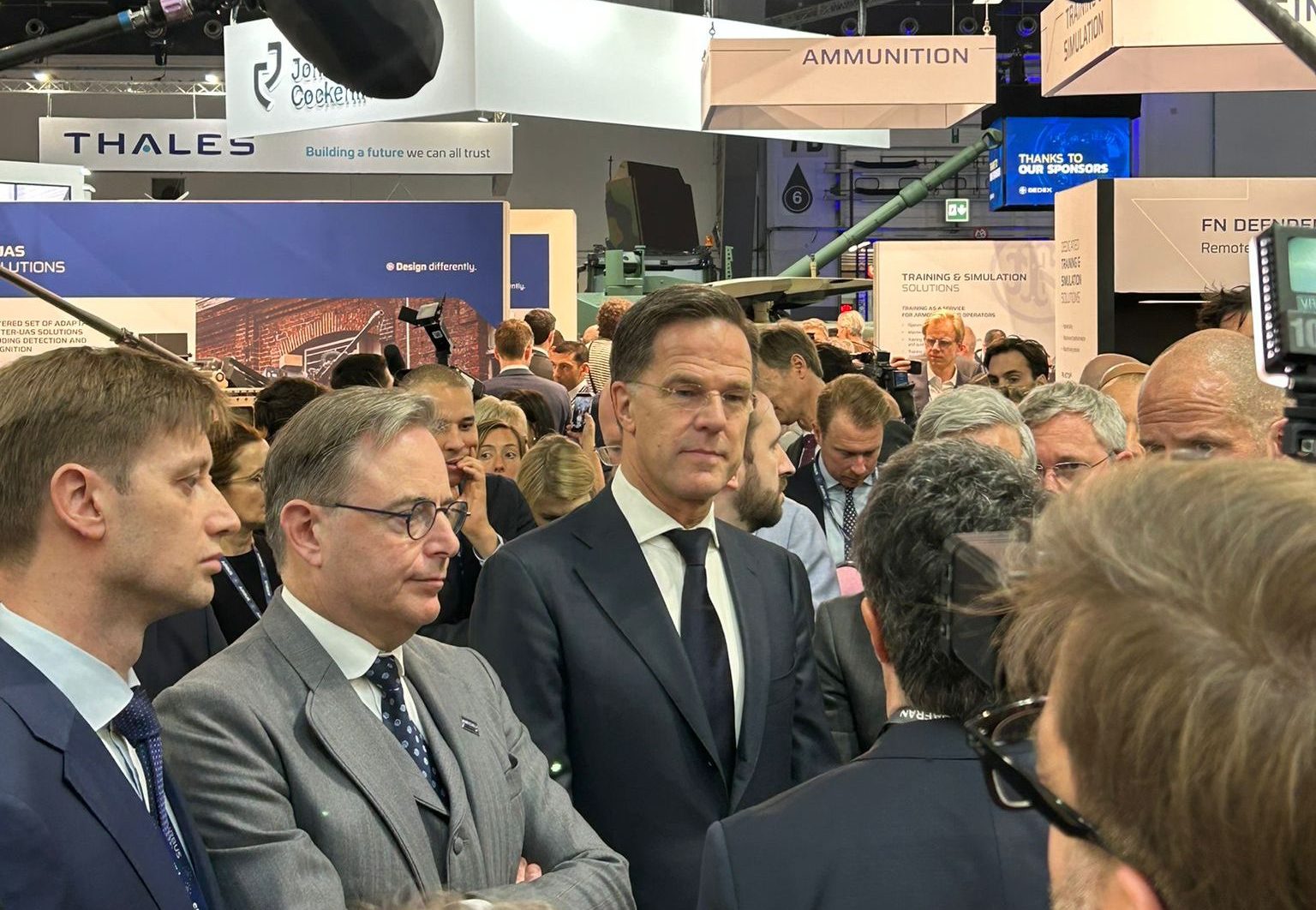 EXCLUSIV ALEPH NEWS. Expoziția BEDEX începe astăzi la Bruxelles și reunește 200 de companii din 27 de țări. Mark Rutte: „Ne confruntăm cu o situație de securitate internațională tot mai dificilă. Avem nevoie de o producție mai mare a industriei de apărare”
