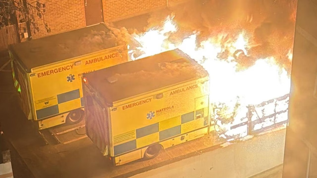 Patru ambulanțe ale comunității evreiești din Londra au fost incendiate. Autoritățile considerată atacul o „infracțiune motivată de antisemitism”