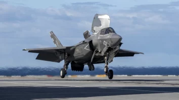 Un avion american F-35 a fost forțat să aterizeze de urgență după ce a fost lovit de un foc de armă iranian
