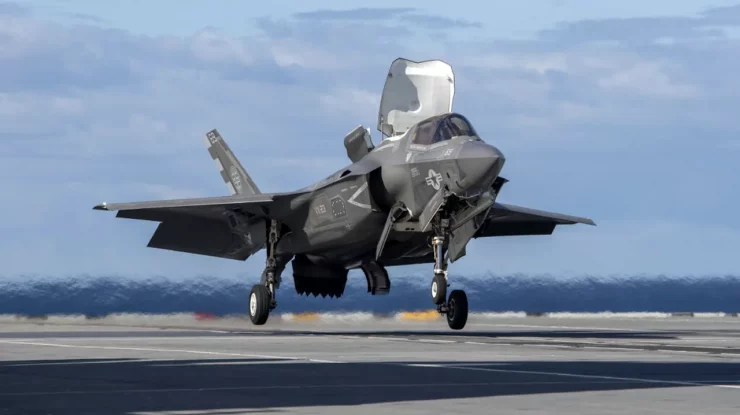 Un avion american F-35 a fost forțat să aterizeze de urgență după ce a fost lovit de un foc de armă iranian