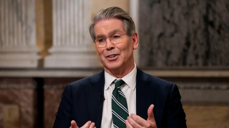 Statele Unite permit temporar achizițiile de petrol din Rusia, în ciuda sancțiunilor. Războiul din Iran a blocat Strâmtoarea Ormuz, iar prețurile la petrol au explodat