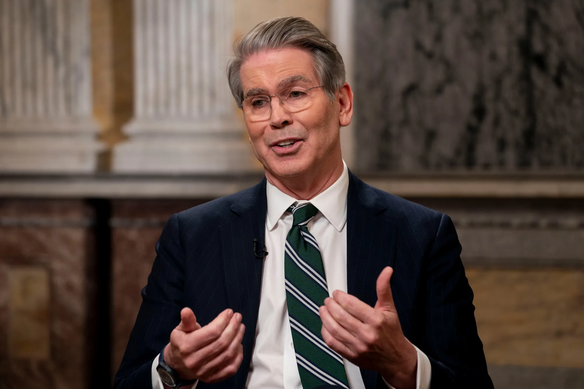 Statele Unite permit temporar achizițiile de petrol din Rusia, în ciuda sancțiunilor. Războiul din Iran a blocat Strâmtoarea Ormuz, iar prețurile la petrol au explodat