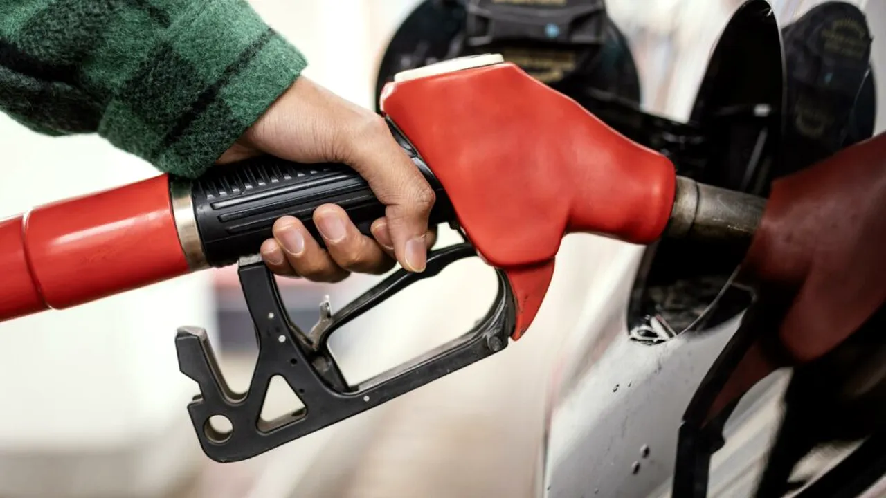 BNR avertizează că reducerea taxelor la carburanți ar agrava deficitul bugetar: „Prețul petrolului și al gazului lichefiat s-a dublat în câteva săptămâni”