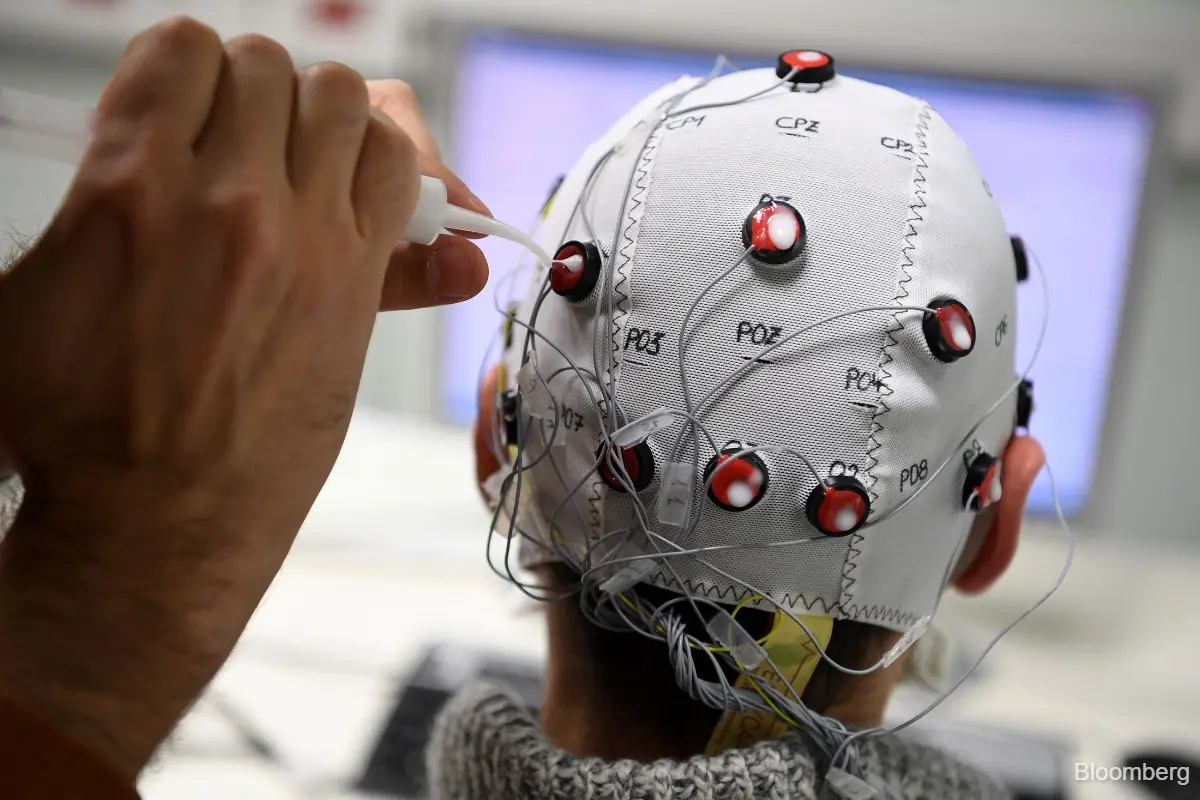 China autorizează, în premieră, primul implant cerebral pentru pacienții cu paralizie severă. Dispozitivul este dezvoltat de Neuracle Medical Technology