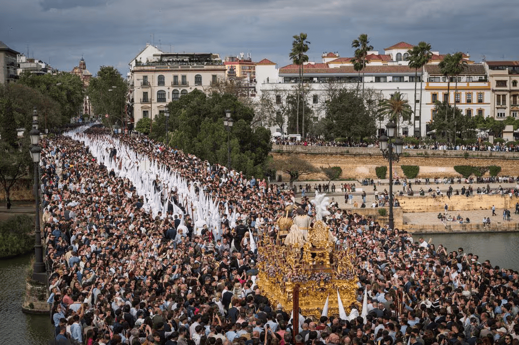 Catalocii sărbătoresc Săptămâna Mare: Spaniolii își închiriază balcoanele celor care vor să vadă procesiunile solemne din Sevilla, Malaga sau Granada: Cer până la 9.000 de euro pentru un balcon