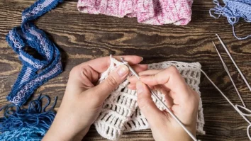 Hobby-urile analogice, precum broderia și tricotatul, câștigă popularitate în rândul tinerilor. Psihologii spun că activitățile manuale reduc stresul și anxietatea