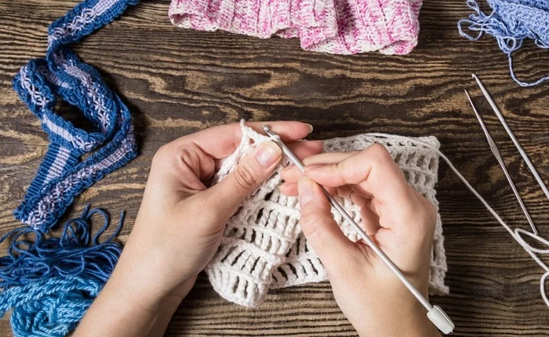 Hobby-urile analogice, precum broderia și tricotatul, câștigă popularitate în rândul tinerilor. Psihologii spun că activitățile manuale reduc stresul și anxietatea