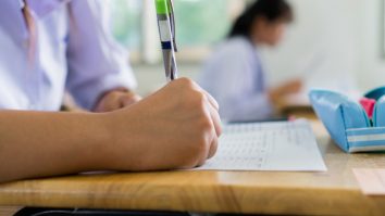 Simulare Bacalaureat 2026: Elevii de liceu susțin astăzi proba la alegere