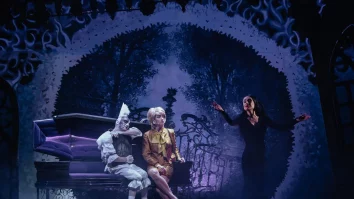 Familia Addams revine pe scenă ca musical. Ana Udroiu, actrița care o joacă pe Wednesday: „Oamenii ăștia care se acceptă în totalitate sunt mai autentici decât restul lumii”